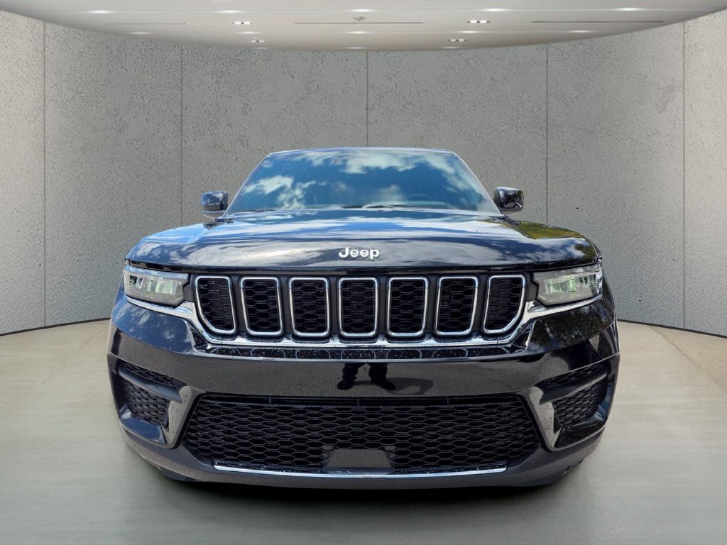 New 2026 Diamond Black Crystal Pearl-Coat Exterior Paint Jeep Laredo X image 2