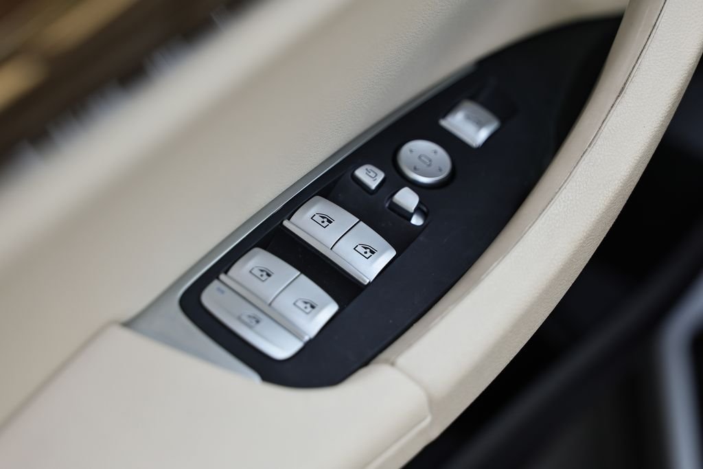 Used 2024 Mineral White Metallic BMW sDrive30i image 18