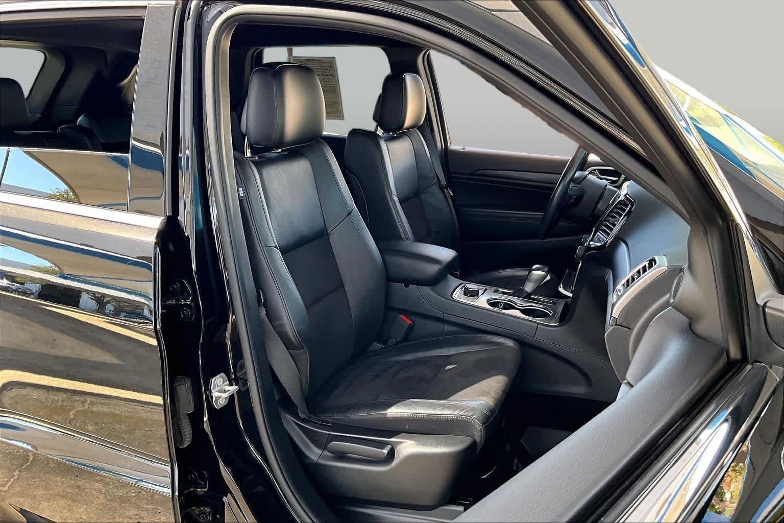 Used 2020 Diamond Black Crystal Pearlcoat Jeep North image 9