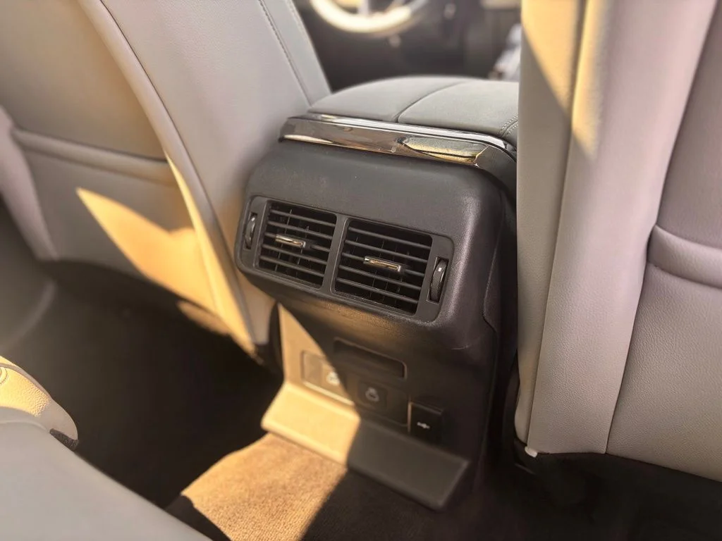 Used 2024  Land Rover S image 9