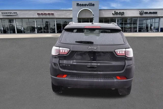 New 2026 Diamond Black Crystal Pearl-Coat Exterior Paint Jeep Altitude image 4
