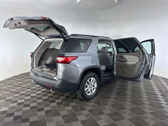 Used 2019 Gray Chevrolet 3LT image 17