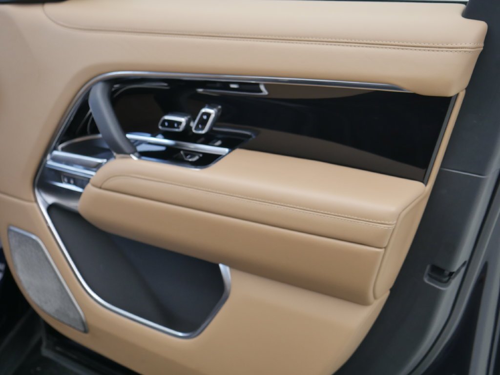 Used 2025  Land Rover Autobiography image 20