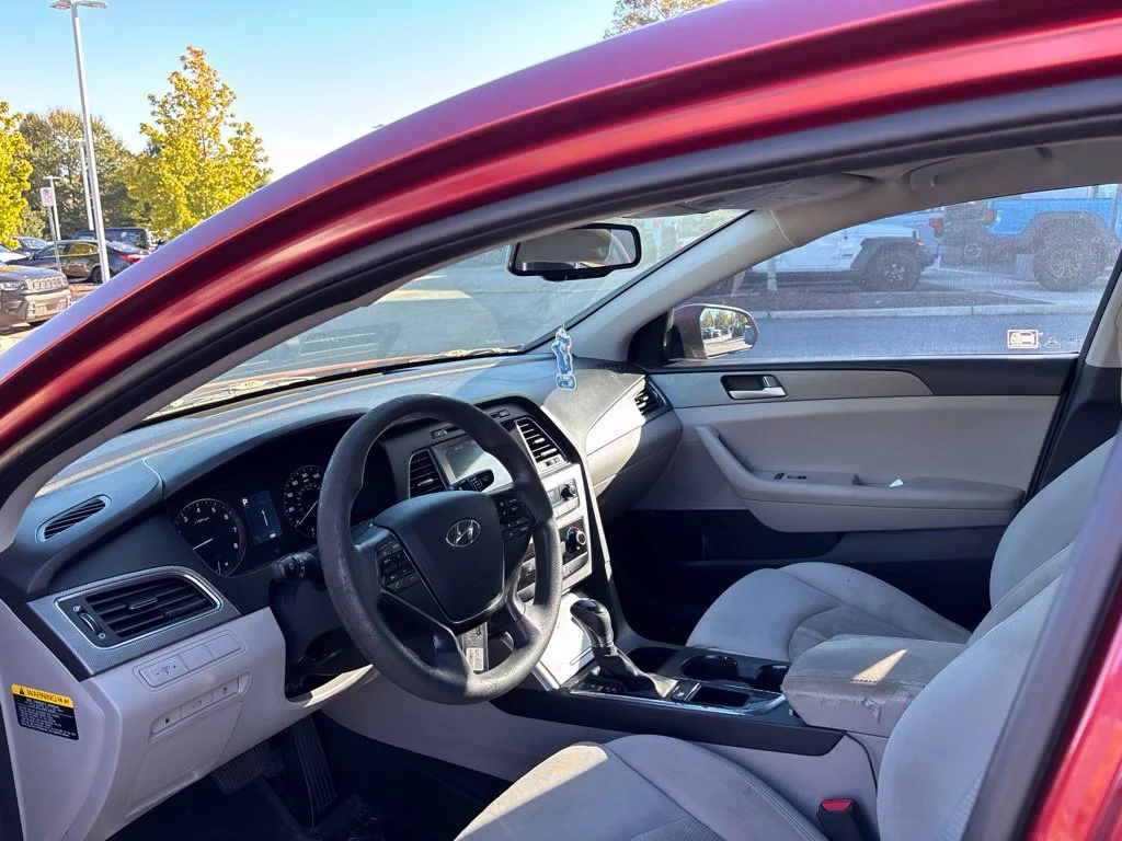 Used 2016 Red Hyundai SE image 5