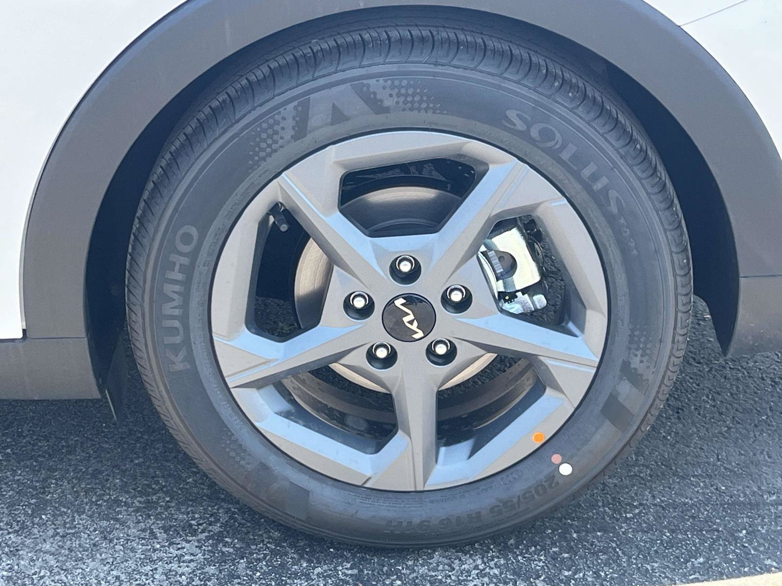 New 2026 Snow White Pearl Kia LXS image 11