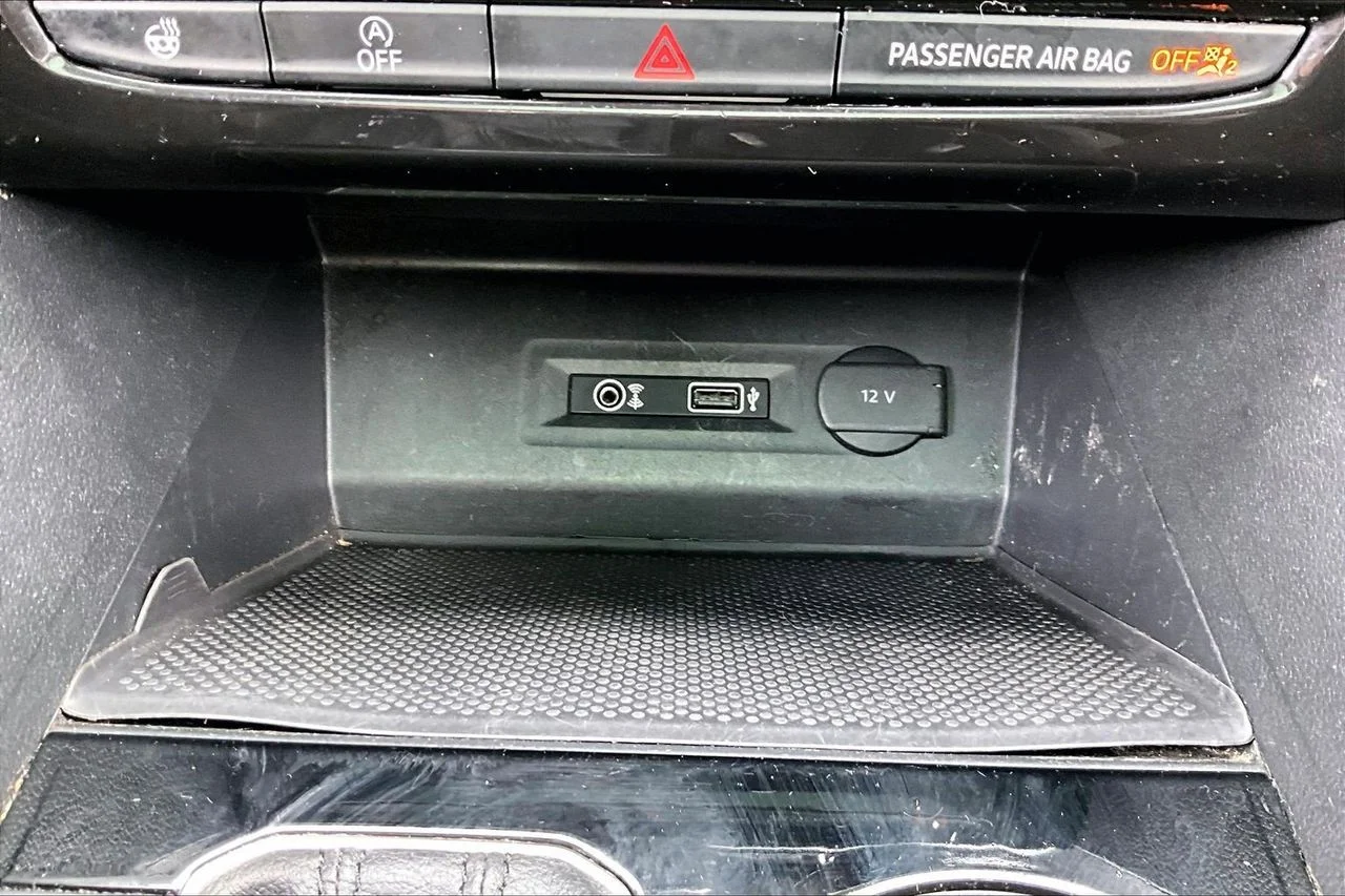 Certified Used 2019 White Volkswagen SEL Premium image 18