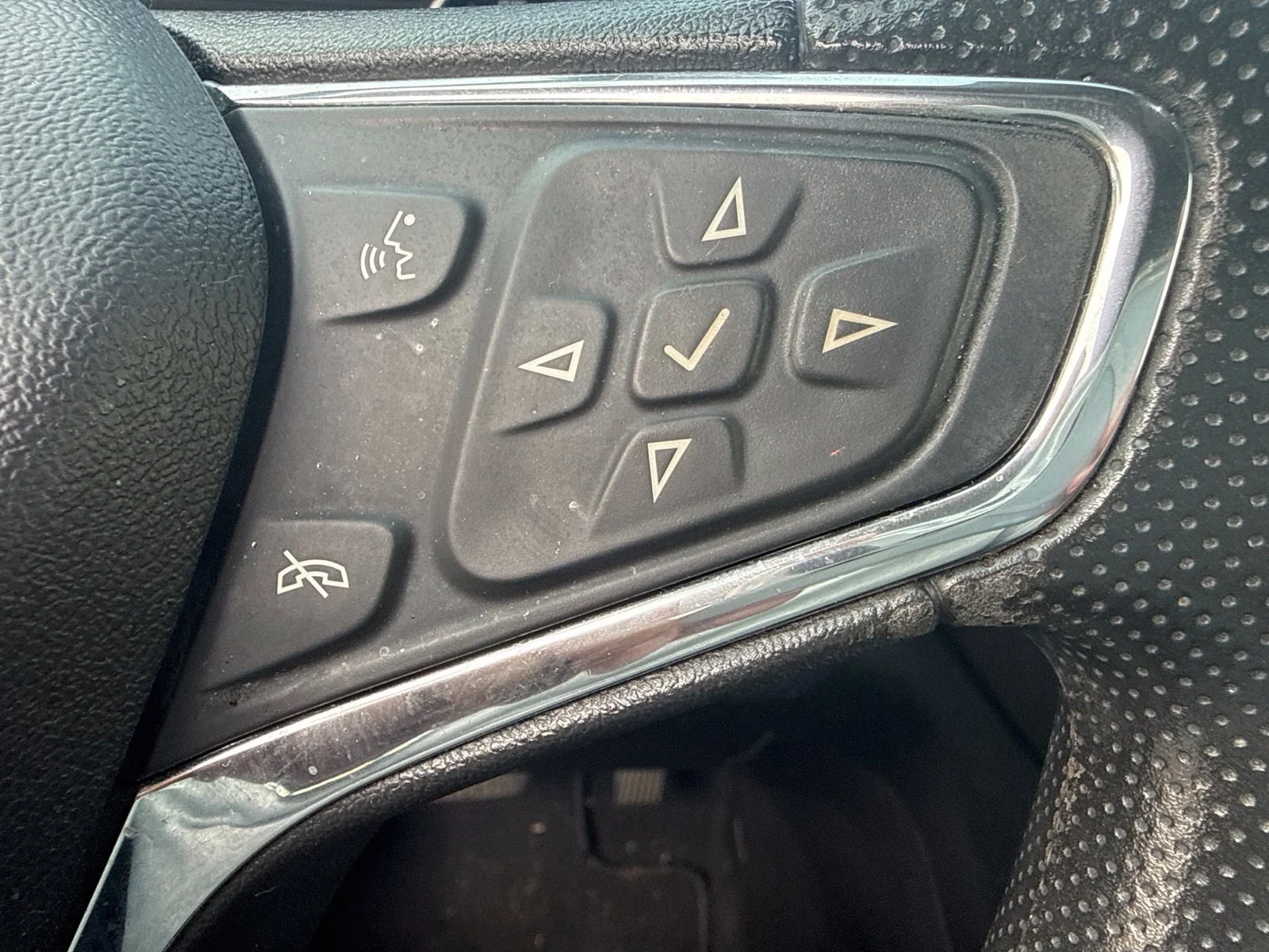 Used 2019 SUMMIT WHITE Chevrolet LT image 19