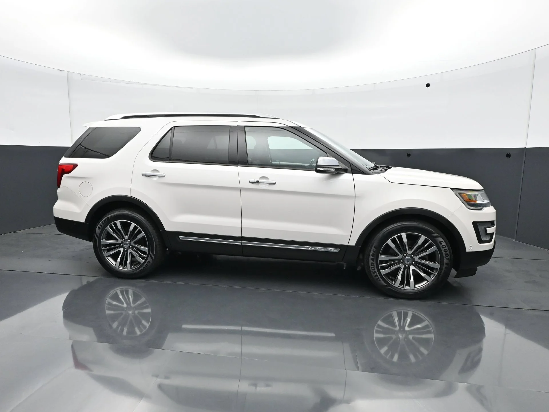Used 2017  Ford Platinum image 9