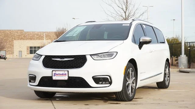New 2026 Bright White Clear-Coat Exterior Paint Chrysler Pinnacle image 3