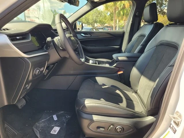 New 2025 Bright White Clear-Coat Exterior Paint Jeep Altitude image 11
