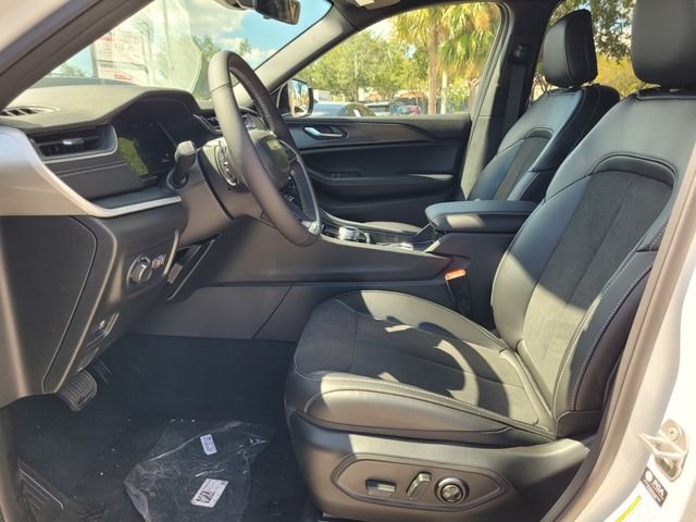 New 2025 Bright White Clear-Coat Exterior Paint Jeep Altitude image 11