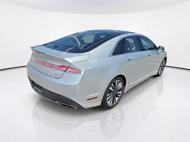 Used 2017 Silver Lincoln Reserve image 4