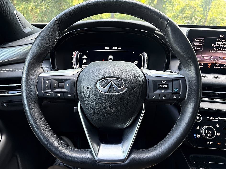 Used 2025 Majestic White INFINITI LUXE image 13