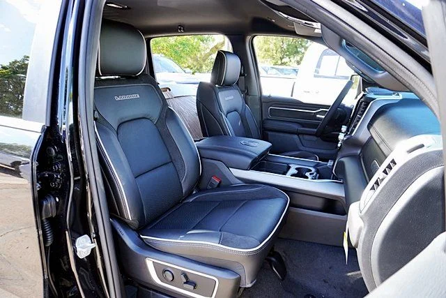 New 2026 Diamond Black Crystal Pearl-Coat Exterior Paint RAM Laramie image 16