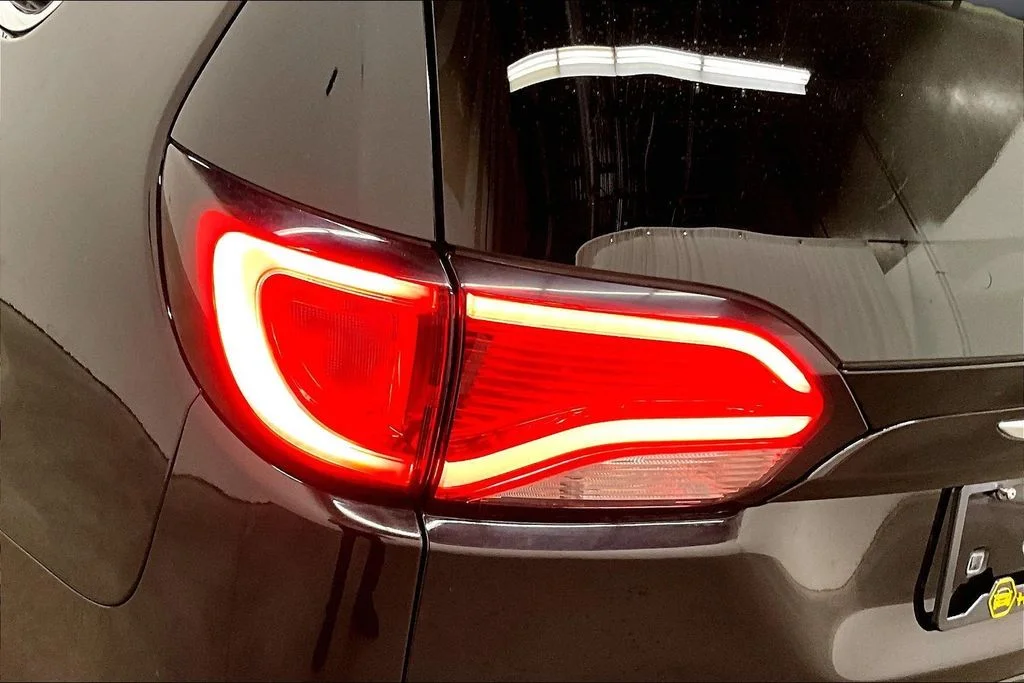 Used 2018 Red Chrysler Touring L image 23