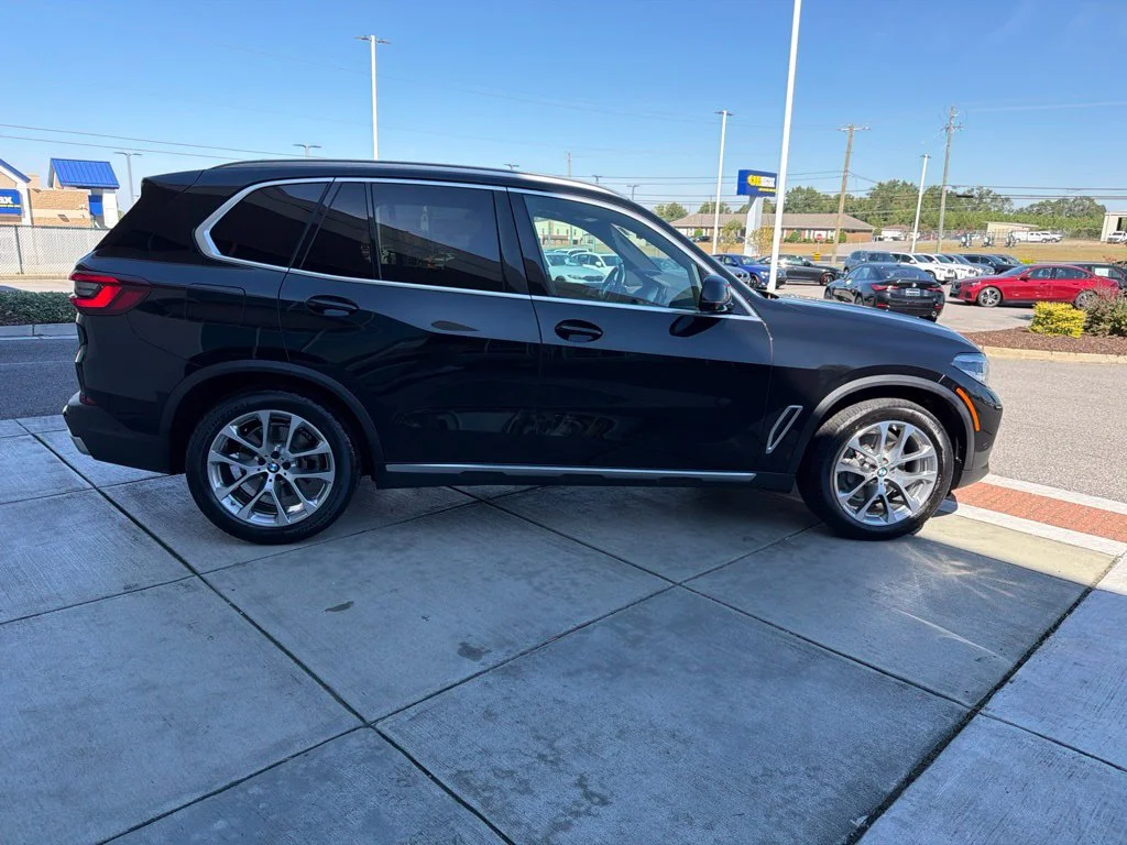 Used 2022 Black Sapphire Metallic BMW sDrive40i image 7