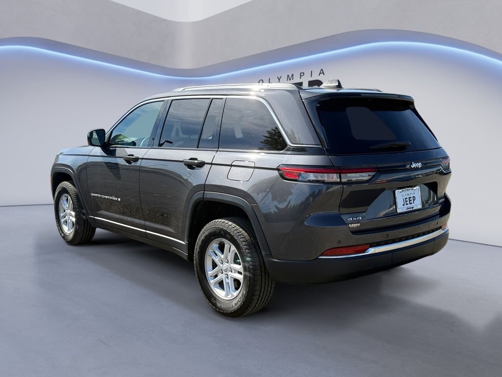 Used 2023 Gray Jeep Laredo image 3