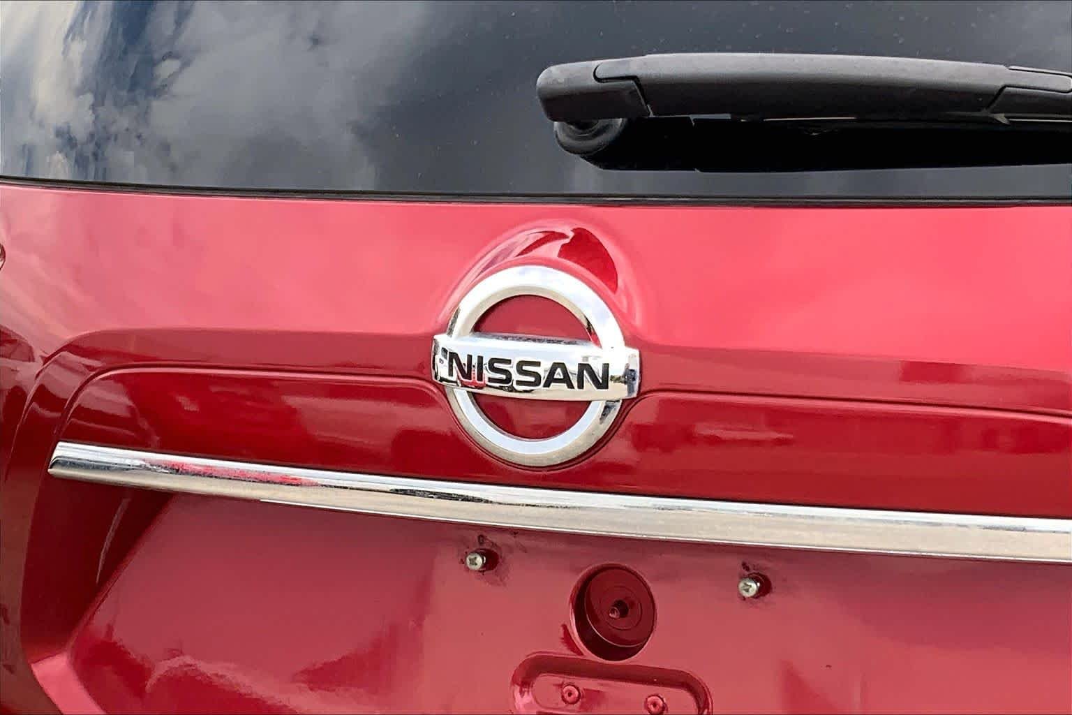 Used 2016 Cayenne Red Nissan SL image 27
