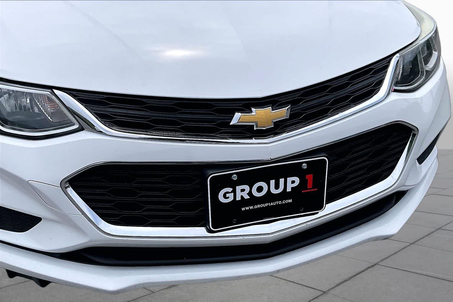 Used 2018 Summit White Chevrolet LS image 29