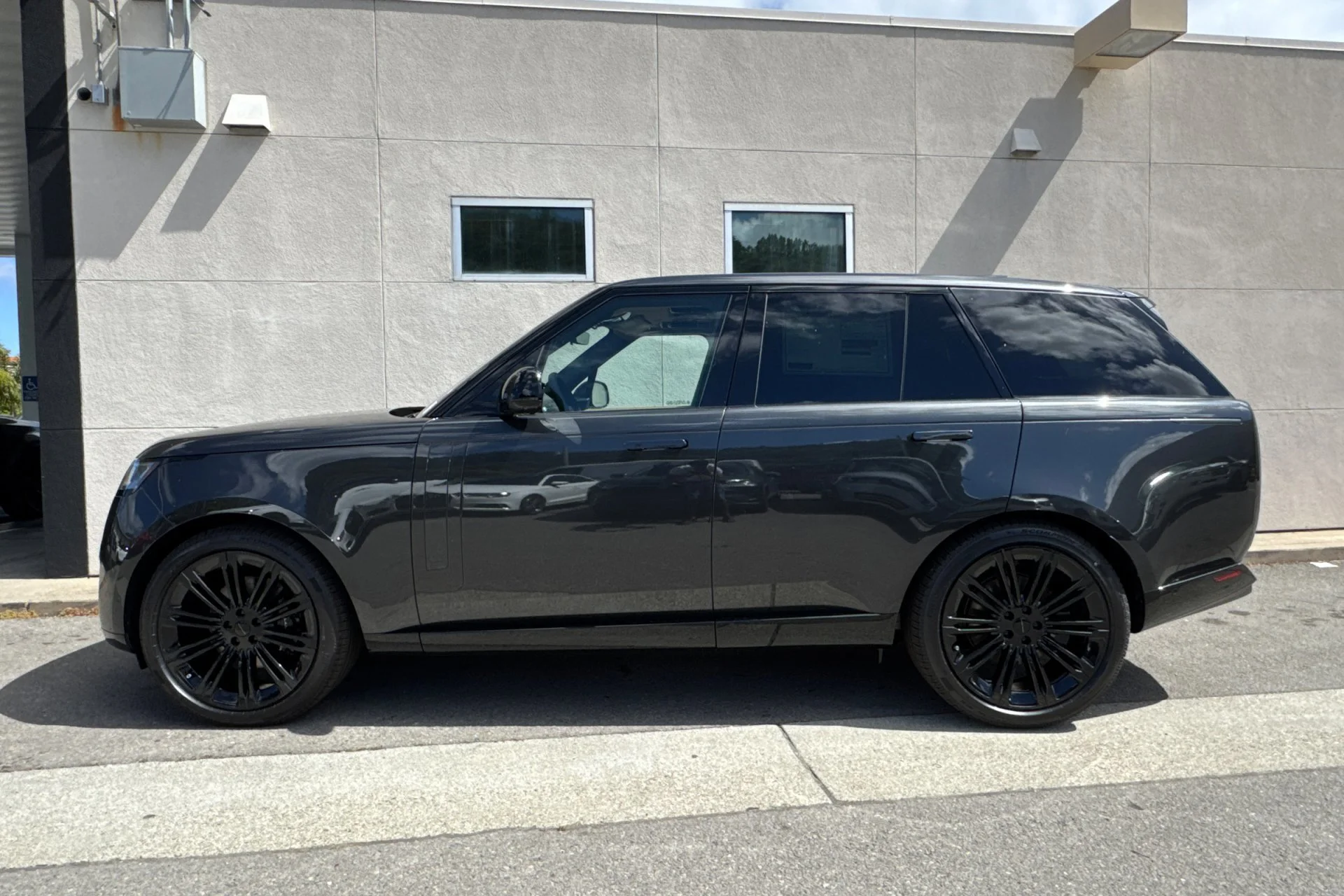 New 2026 Carpathian Grey Land Rover SE image 5