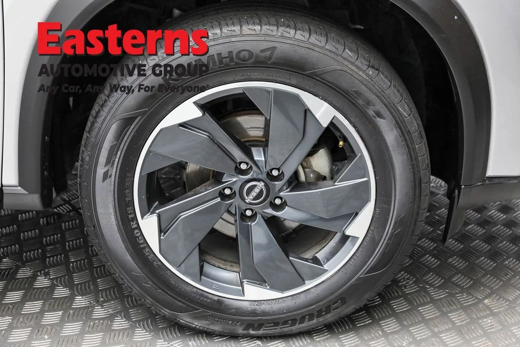 Used 2024 Silver Nissan SV image 31