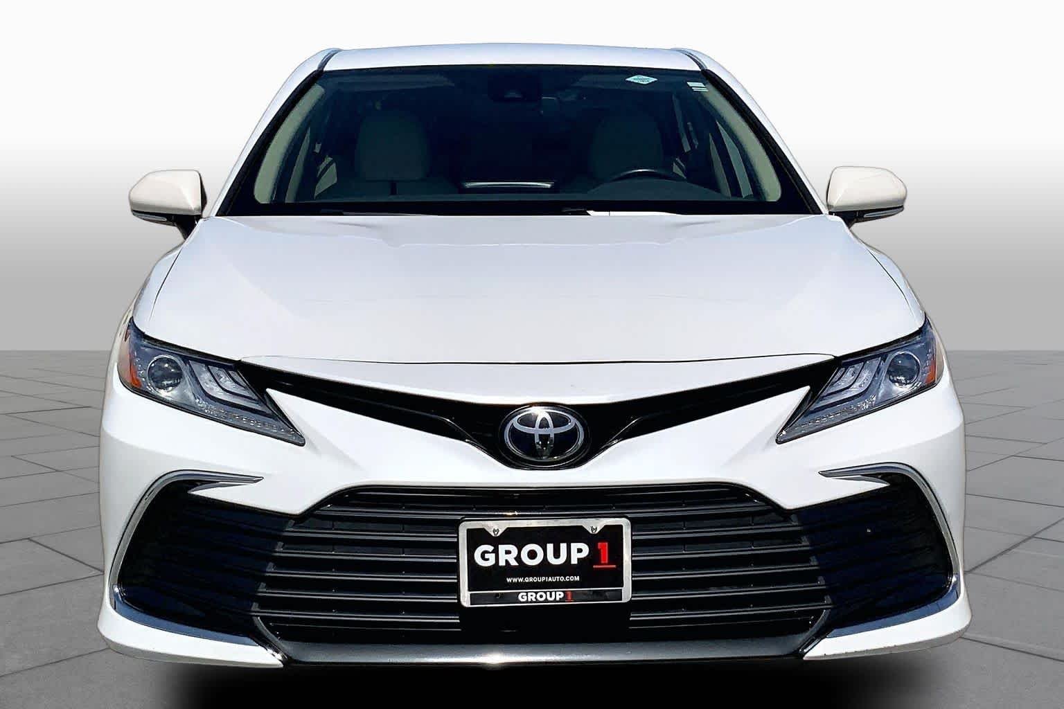 Used 2022 Wind Chill Pearl Toyota XLE image 4