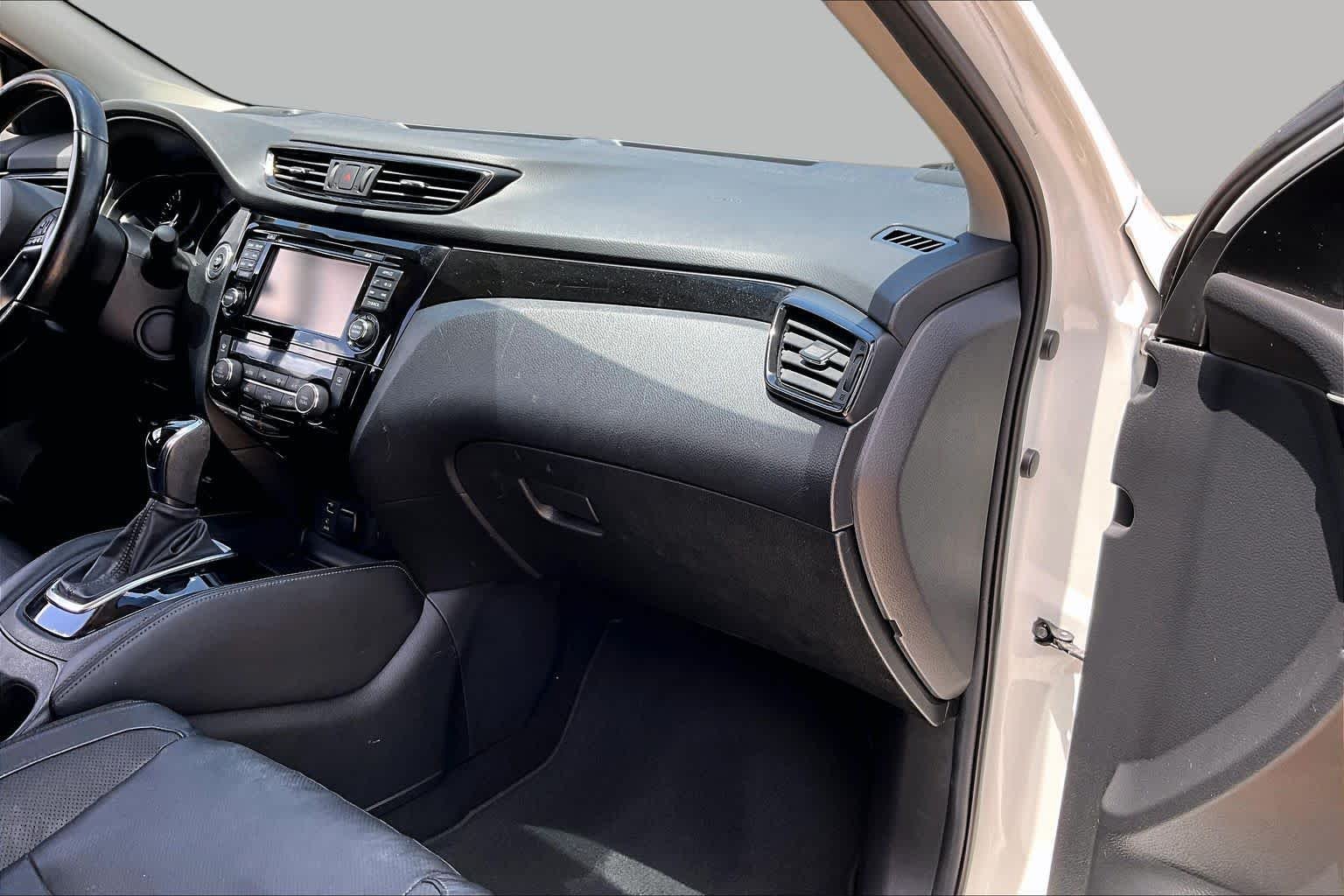 Used 2017 Pearl White Nissan SL image 16
