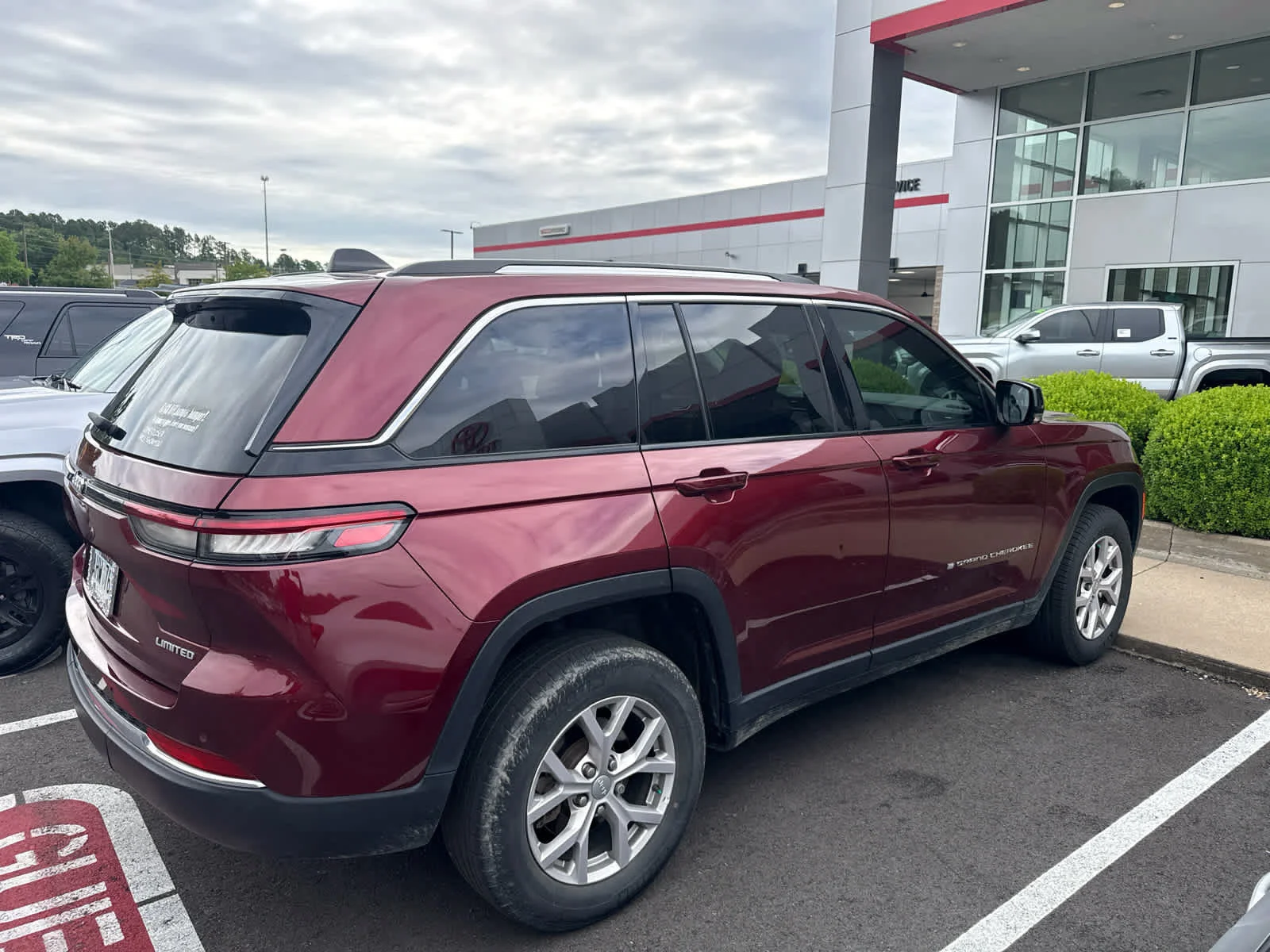 Used 2022 Velvet Red Pearlcoat Jeep Limited image 4