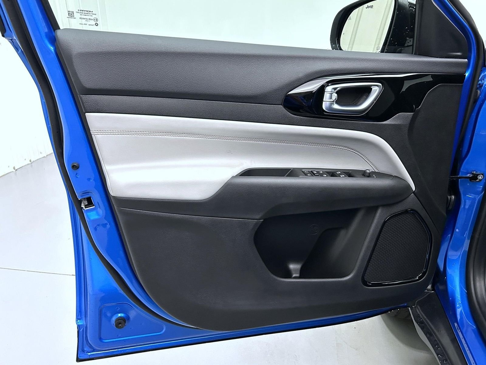 New 2026 Hydro Blue Pearl-Coat Exterior Paint Jeep Limited image 9