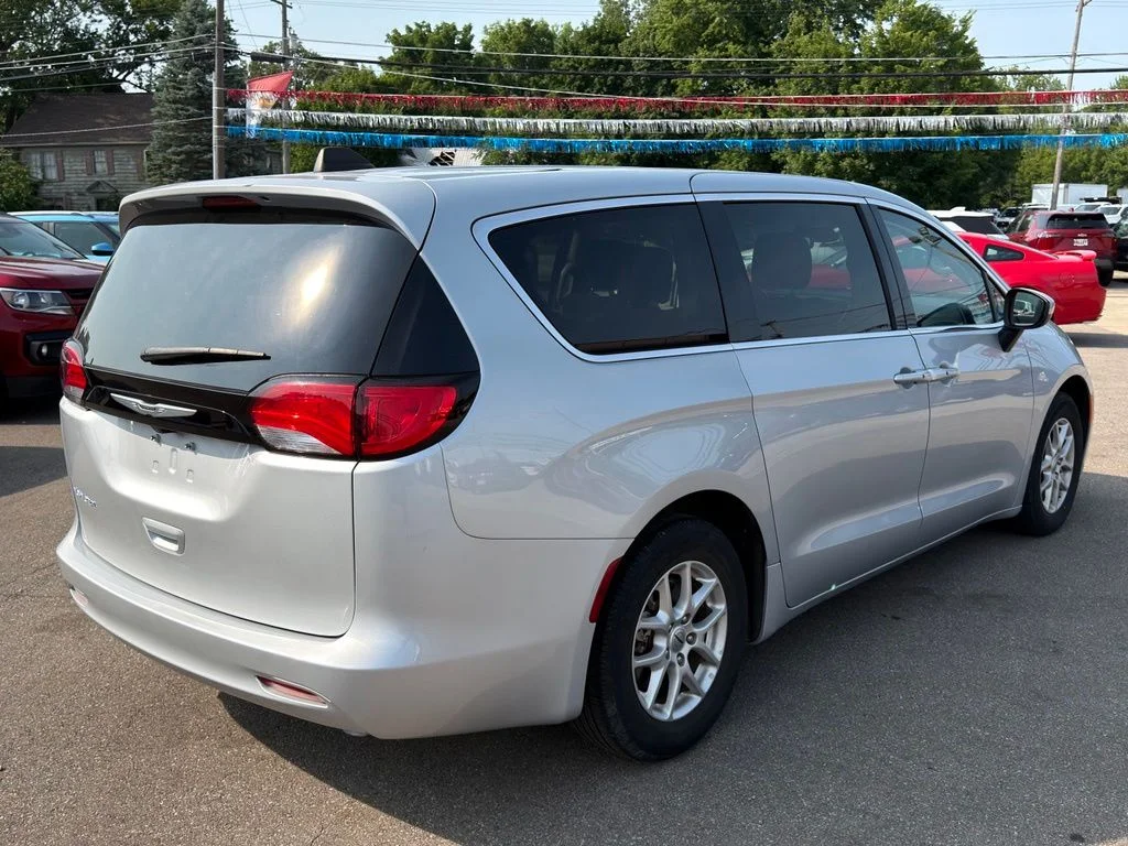 Used 2023 Silver Chrysler LX image 8