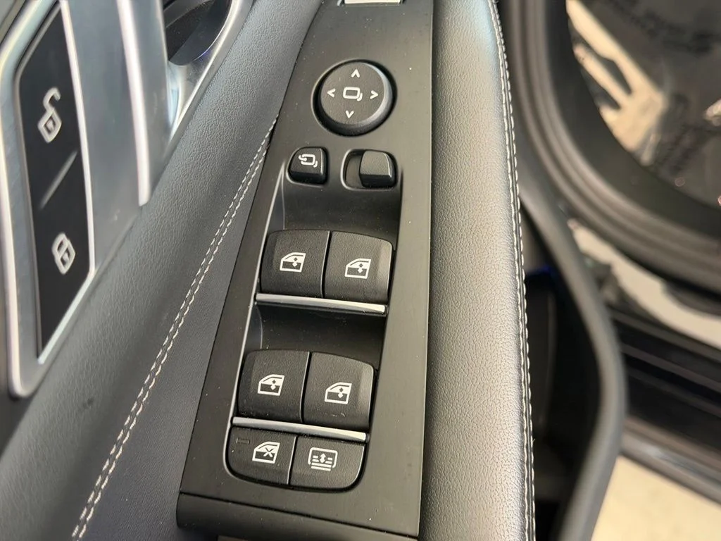Used 2026 Black BMW M60i image 44