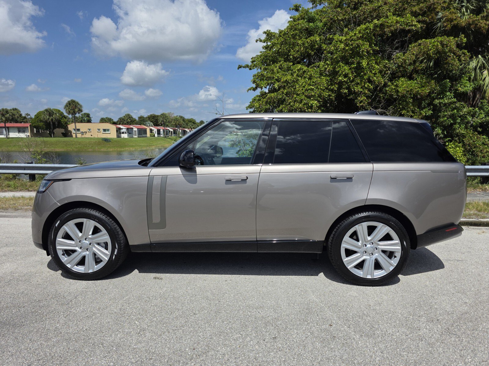 Certified Used 2023 Lantau Bronze Metallic Land Rover SE image 7