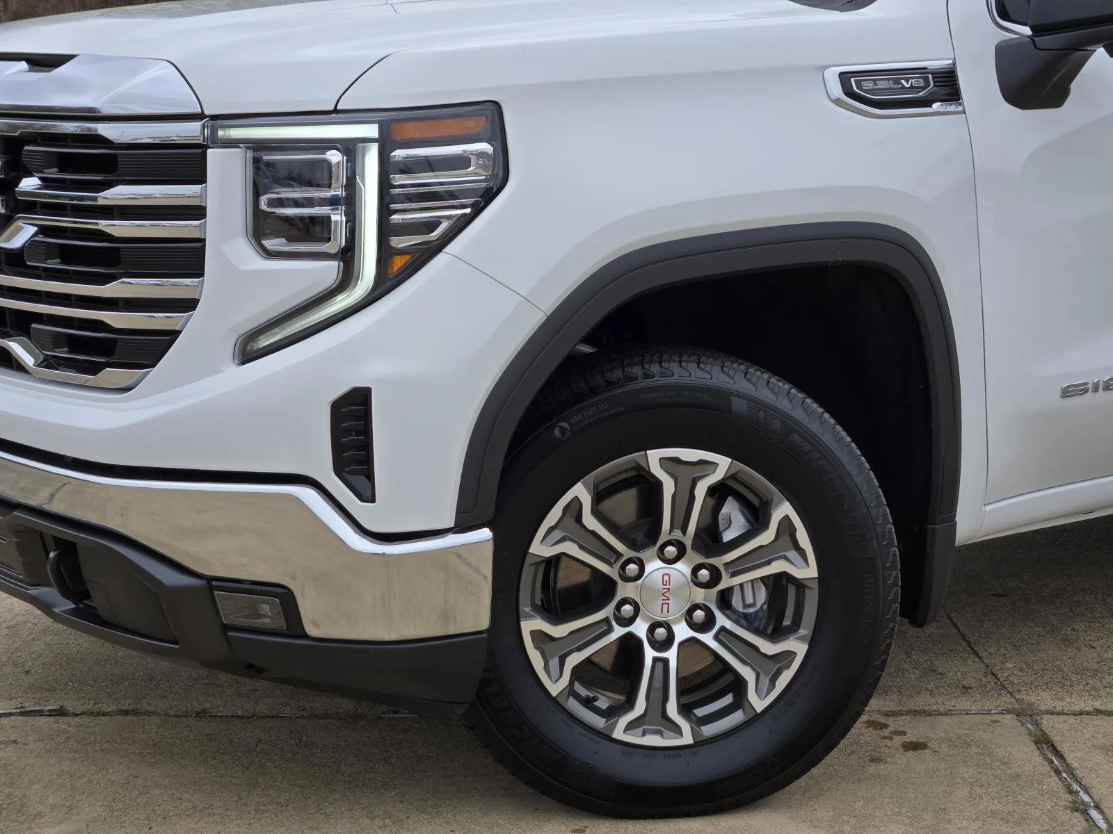 Used 2025 Summit White GMC SLT image 7