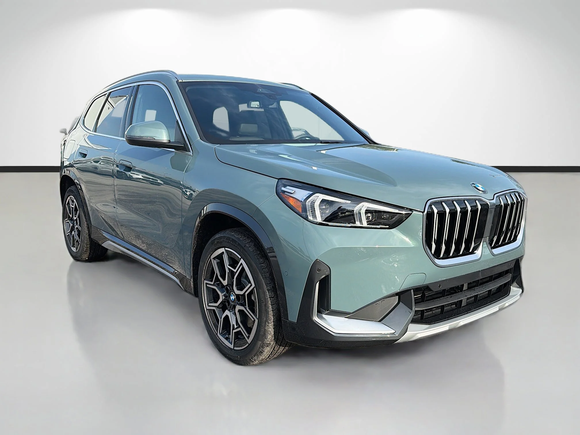 New 2026 Cape York Green Metallic BMW xDrive28i image 1