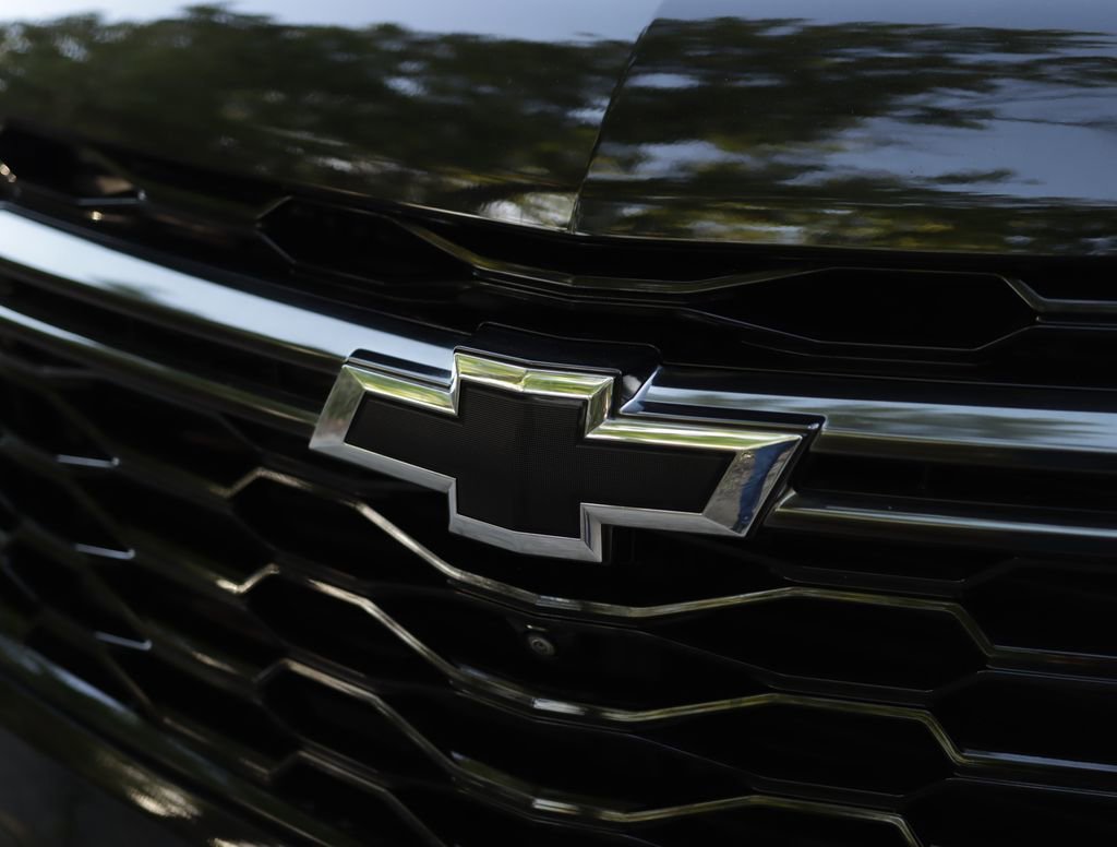 Used 2023 Mosaic Black Metallic Chevrolet RS image 37