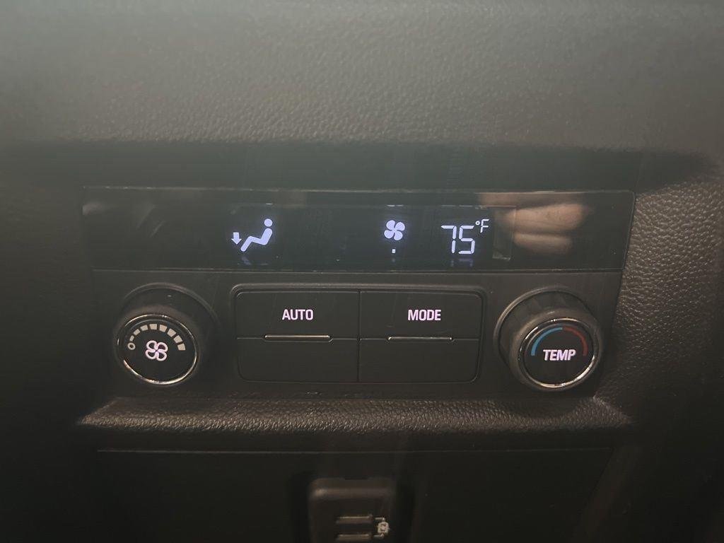 Used 2023 Silver Sage Chevrolet LT image 19