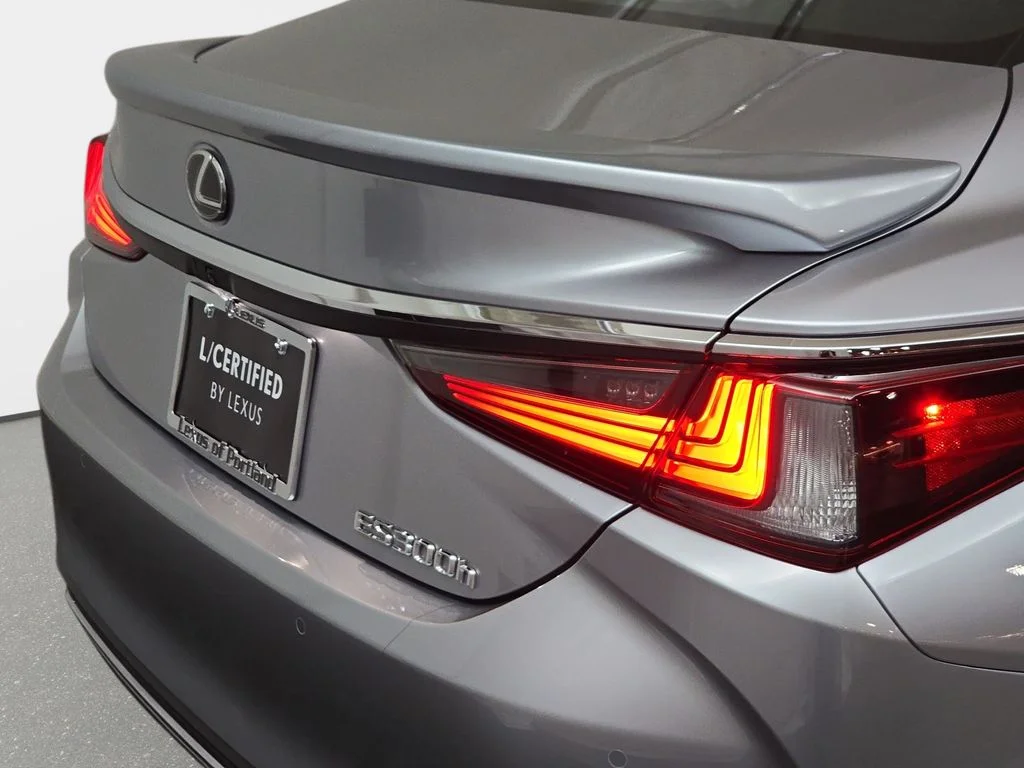 Used 2025 Silver Lexus 300h image 32