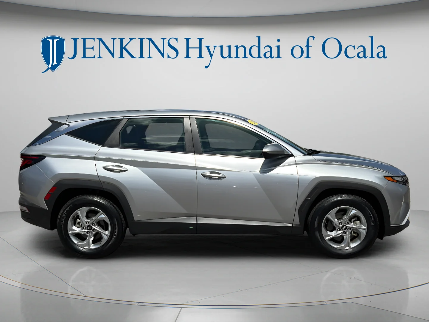 Used 2024 Shimmering Silver Hyundai SE image 2