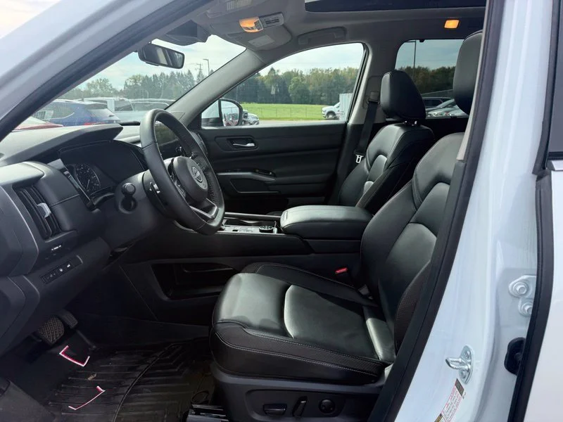 Used 2025 White Nissan SL image 3