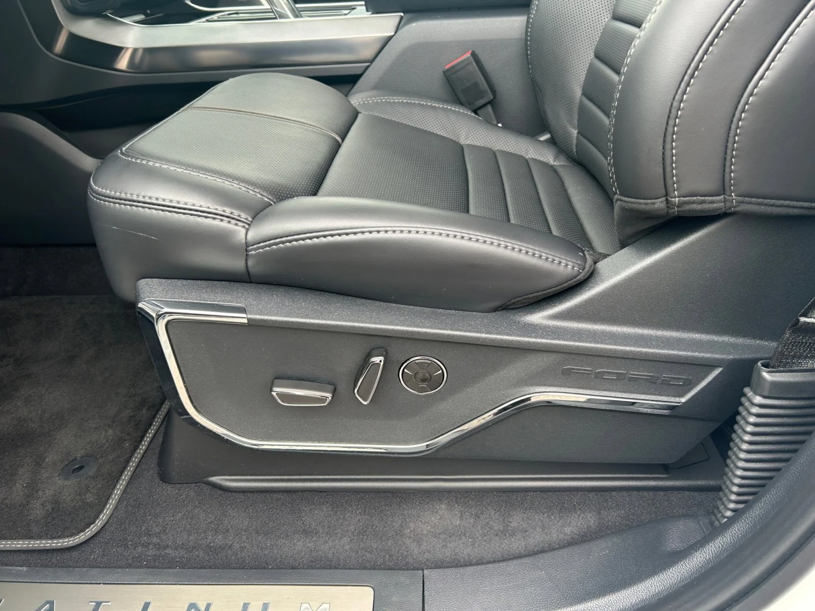 New 2026 Star White Metallic Tri-Coat Ford Platinum image 15