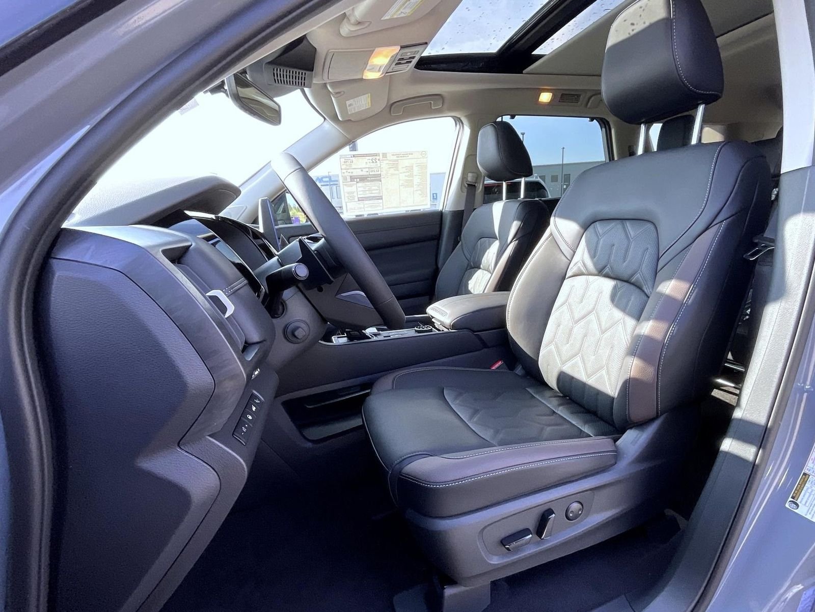 New 2026 Boulder Gray Pearl / Super Black Two-tone Nissan Platinum image 11
