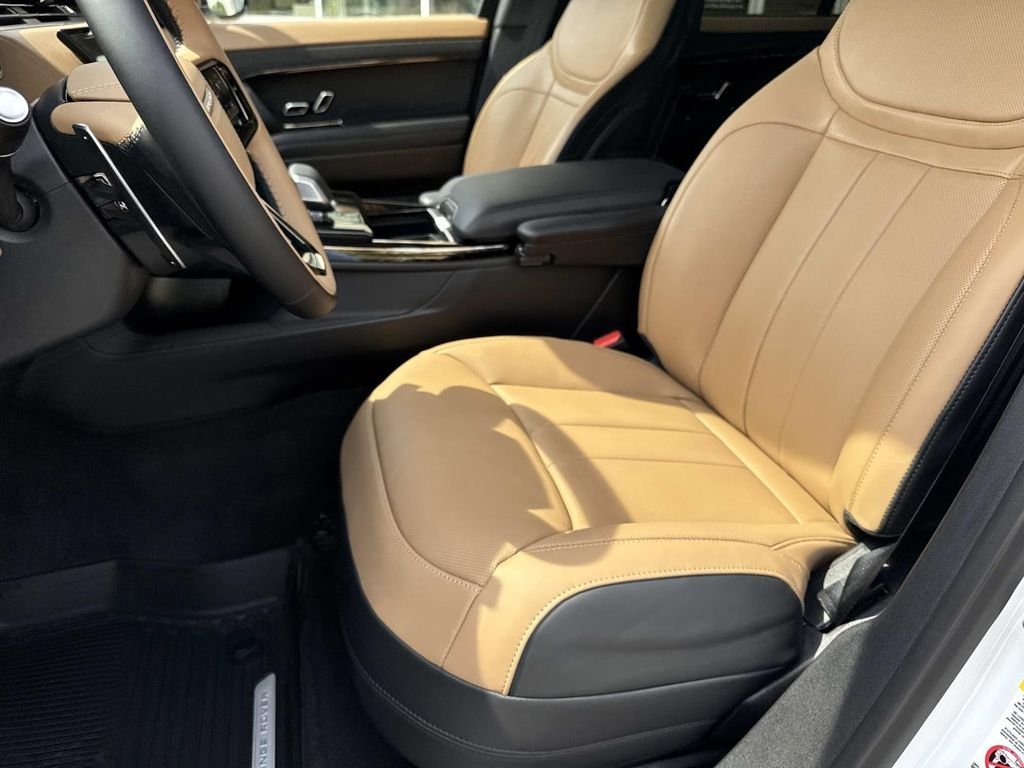 New 2026 Ostuni Pearl White LAND ROVER Dynamic SE image 10