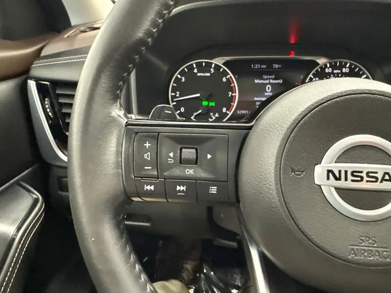 Used 2021 White Nissan SL image 27