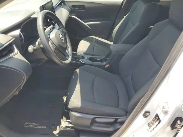 Used 2022 Wind Chill Pearl Toyota LE image 5