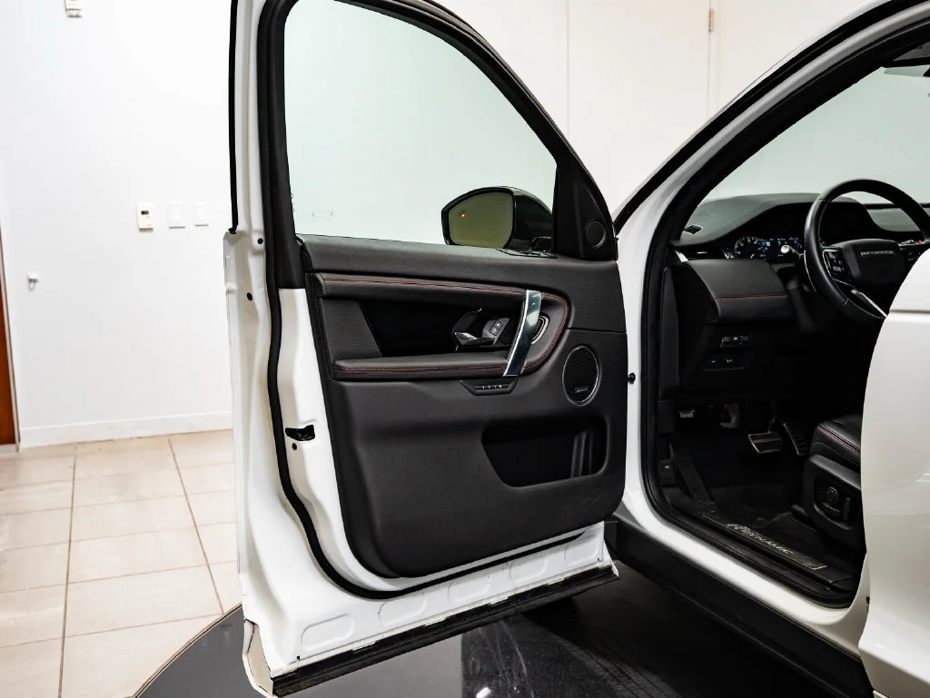 Used 2023 Fuji White Land Rover SE R-Dynamic image 28