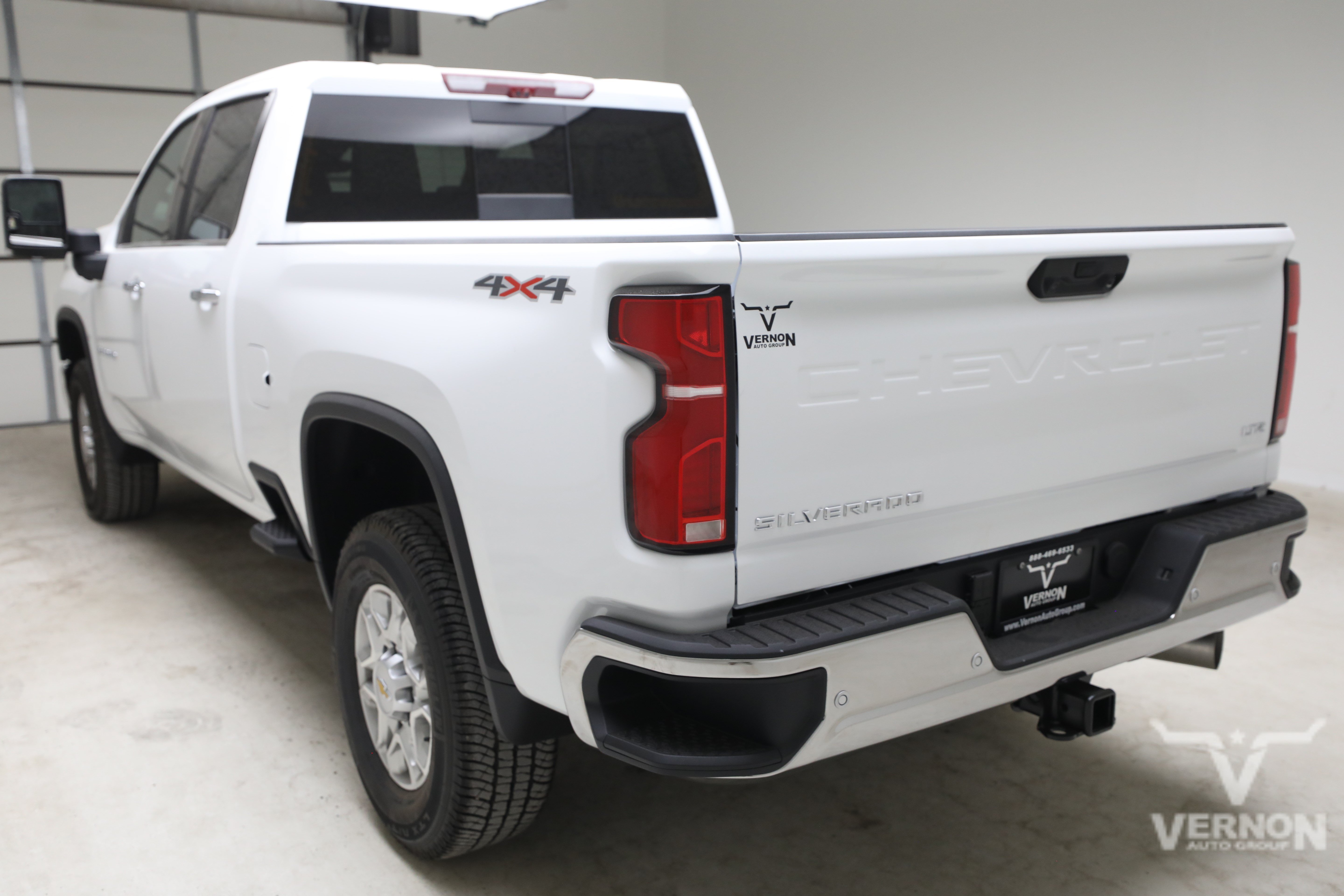 New 2026 Summit White Chevrolet N image 3