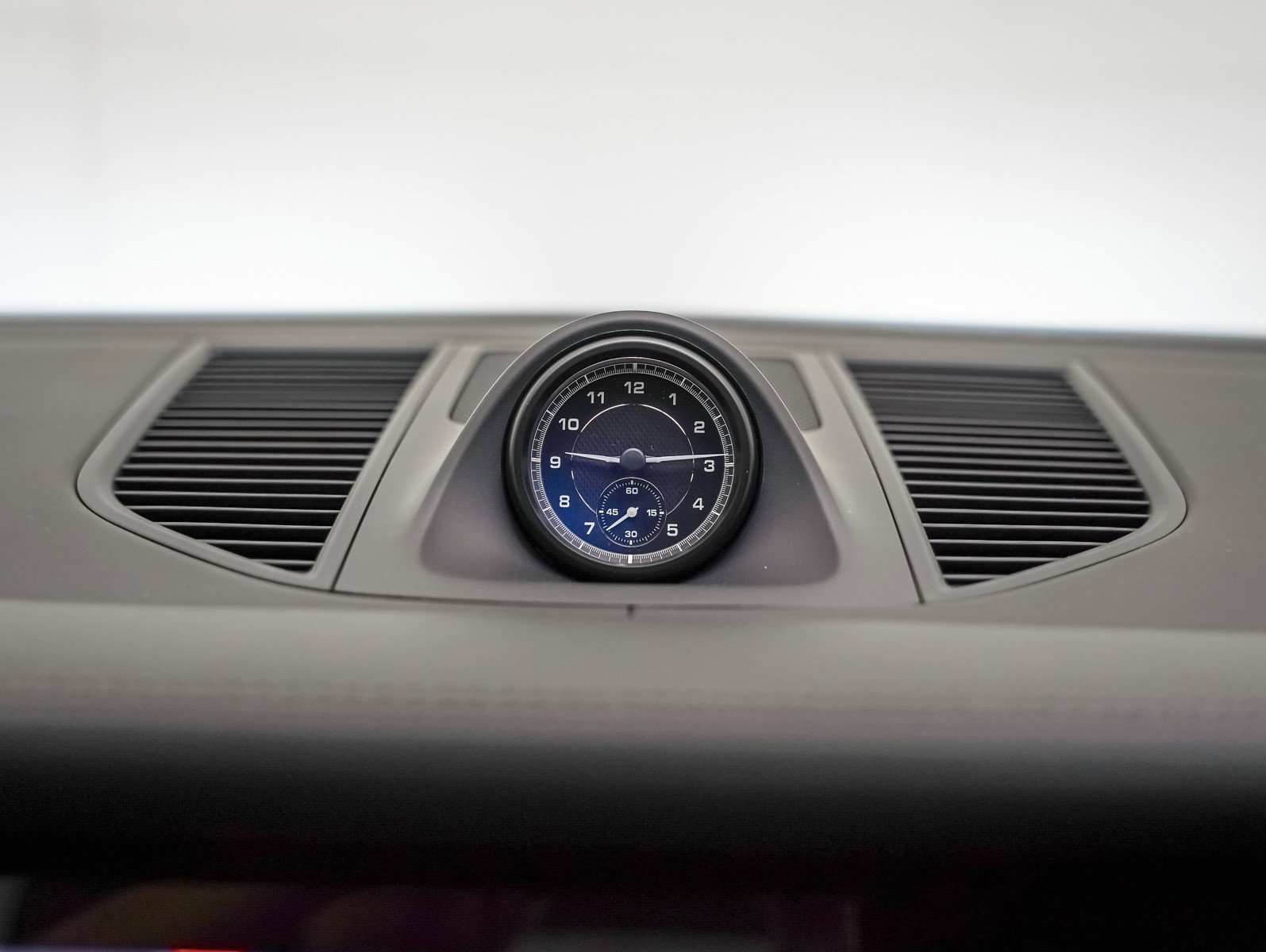 2025 Porsche Macan - Photo 24