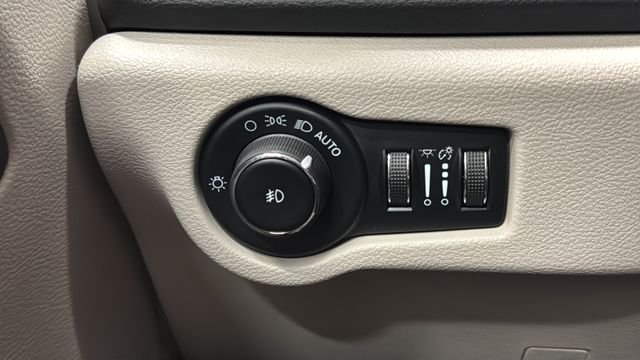 Used 2023 Bright White Clearcoat Chrysler Touring L image 28