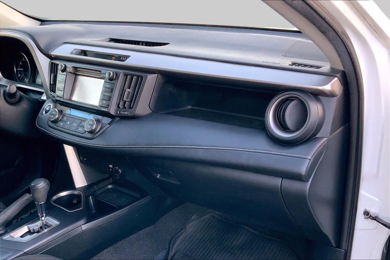 Used 2018 Super White Toyota XLE image 18