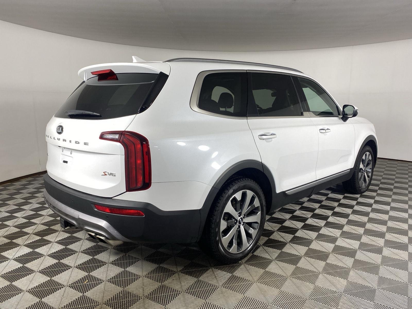 Used 2020 Snow White Pearl Kia  image 7